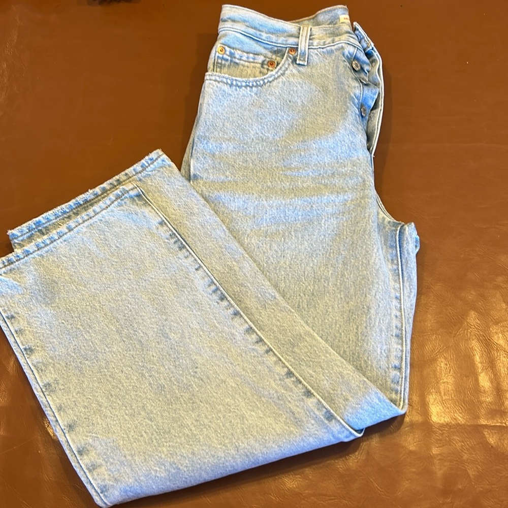 Levi’s rib cage straight ankle, light wash.